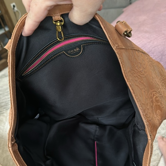 Beautiful leather embossed shoulder tote. NWOT - Picture 4 of 6